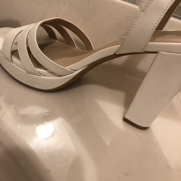 Perfect white sandal heel, worn twice, very comfy! - Picture 3 of 4